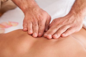 Massage du dos d'une femme dans le cabinet de Calypso Choux, ostéopathe à Lyon