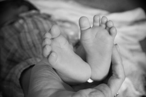 Manipulations des pieds d'un bébé par l'ostéopathe Calypso Choux à Lyon