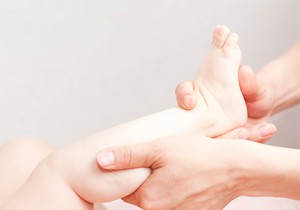 Massage d'un pied de nourrisson